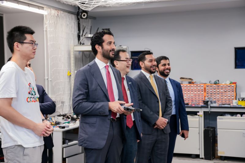 阿联酋代表团参观郑家纯机器人研究所。