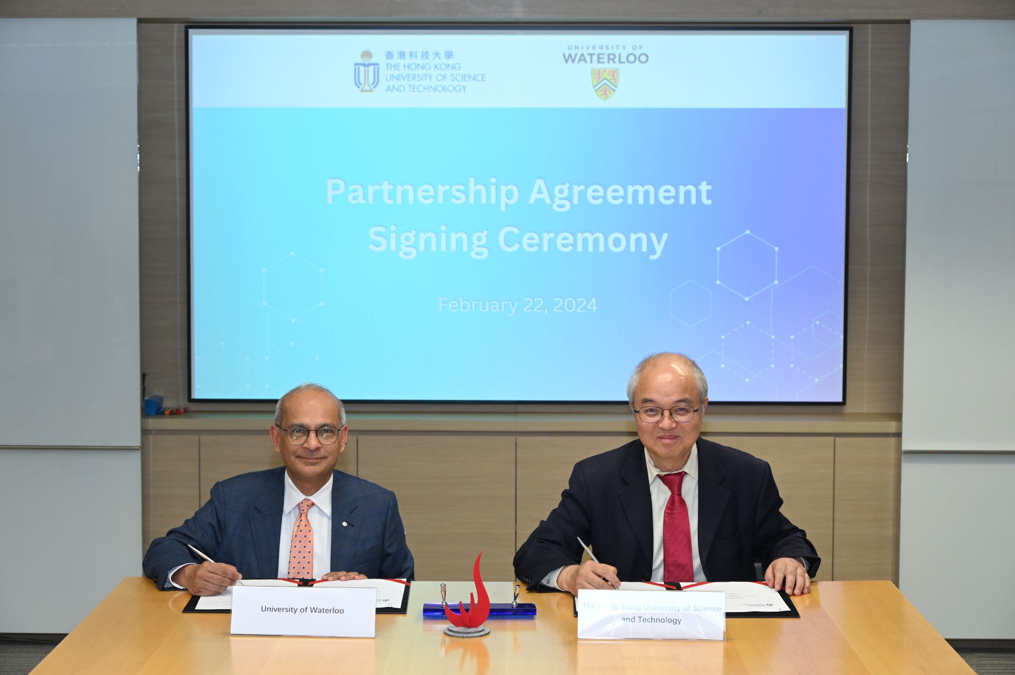 HKUST Vice President for Institutional Advancement Prof. WANG Yang (right) and University of Waterloo President Prof. Goel (left) signed a renewed agreement on academic and research exchange.