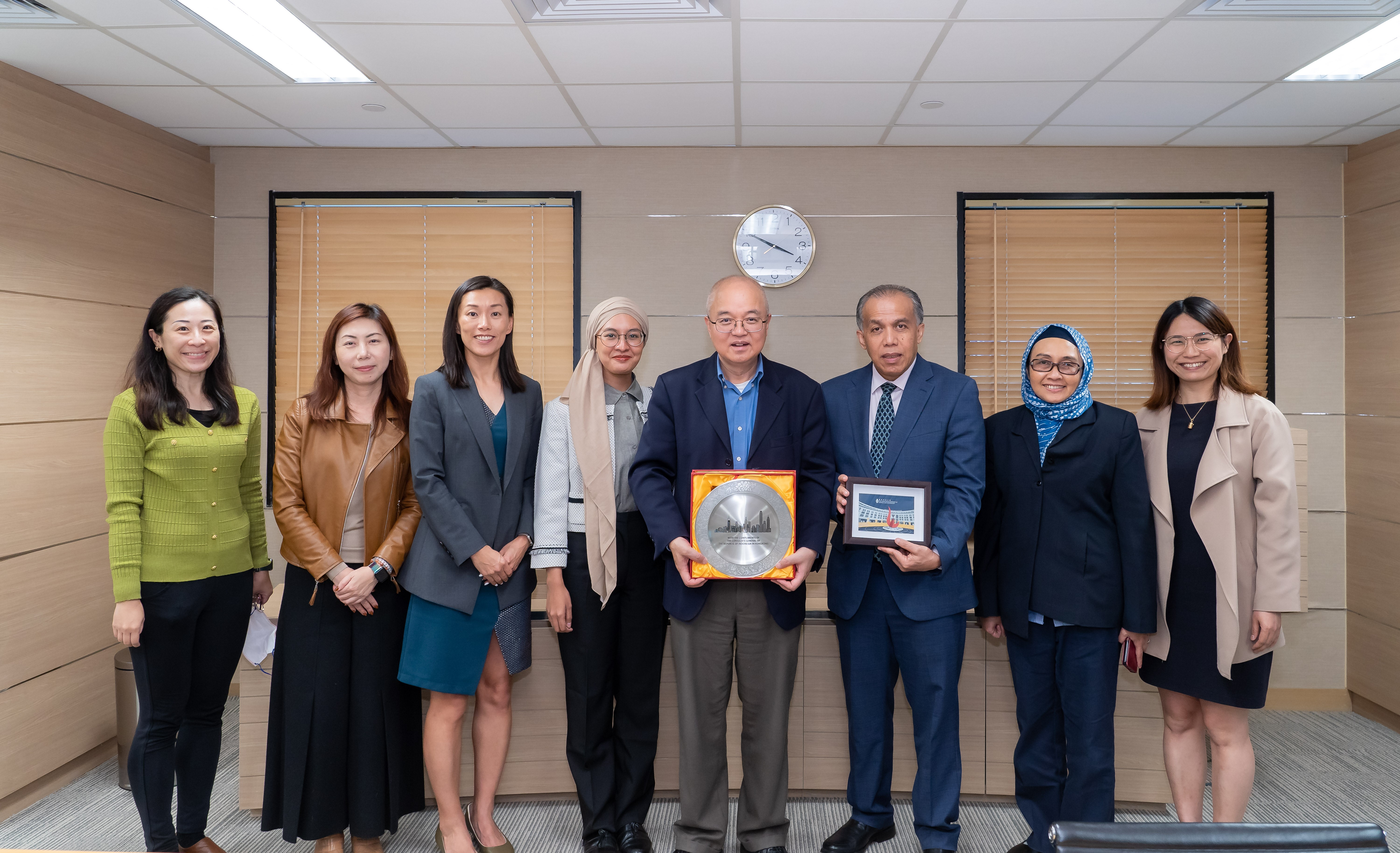HKUST Vice President for Institutional Advancement Prof. WANG Yang (forth right) exchanges souvenior with Consul General Yul EDISON (third right) of the Republic of Indonesia.
