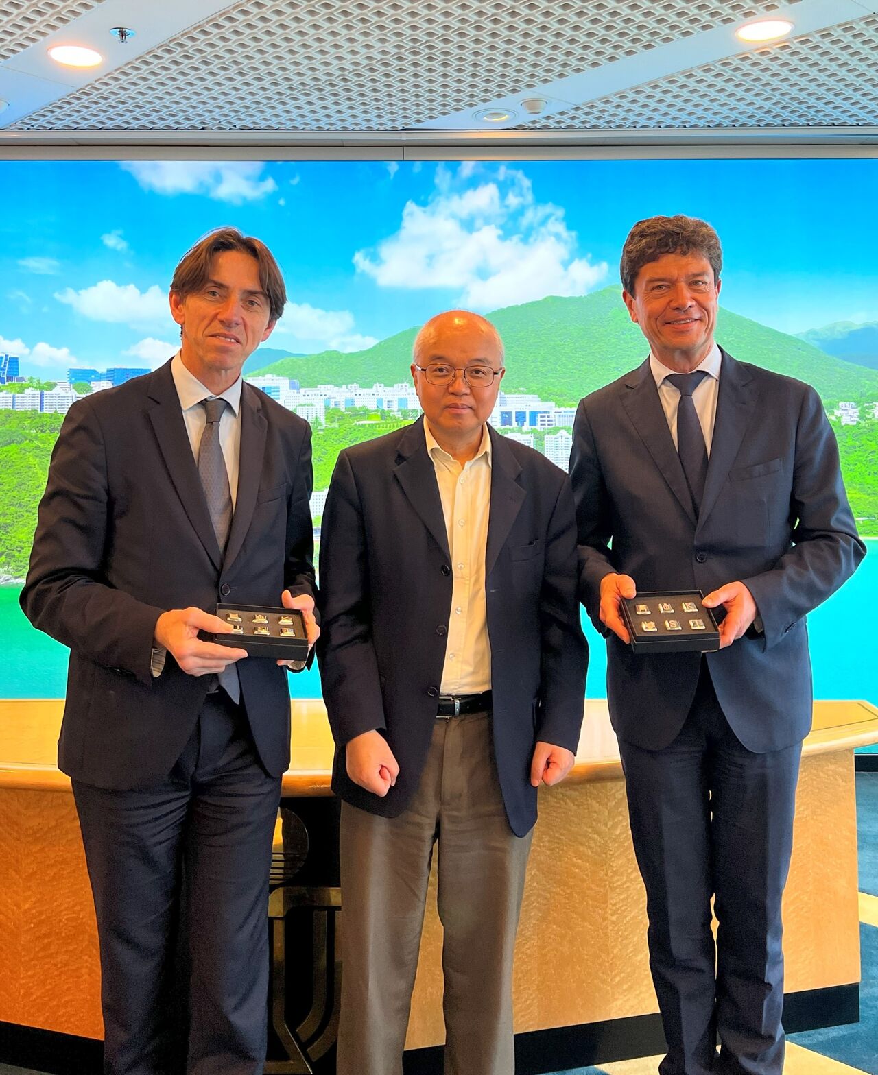 HKUST Vice President for Institutional Advancement Prof. WANG Yang (center) presented HKUST souvenirs to Prof. Dean LEWIS (left), the Executive Committee Vice President of France Universités and President of Université de Bordeaux, and Prof. Jean-François HUCHET(right), Member of the International Commission of France Universités.