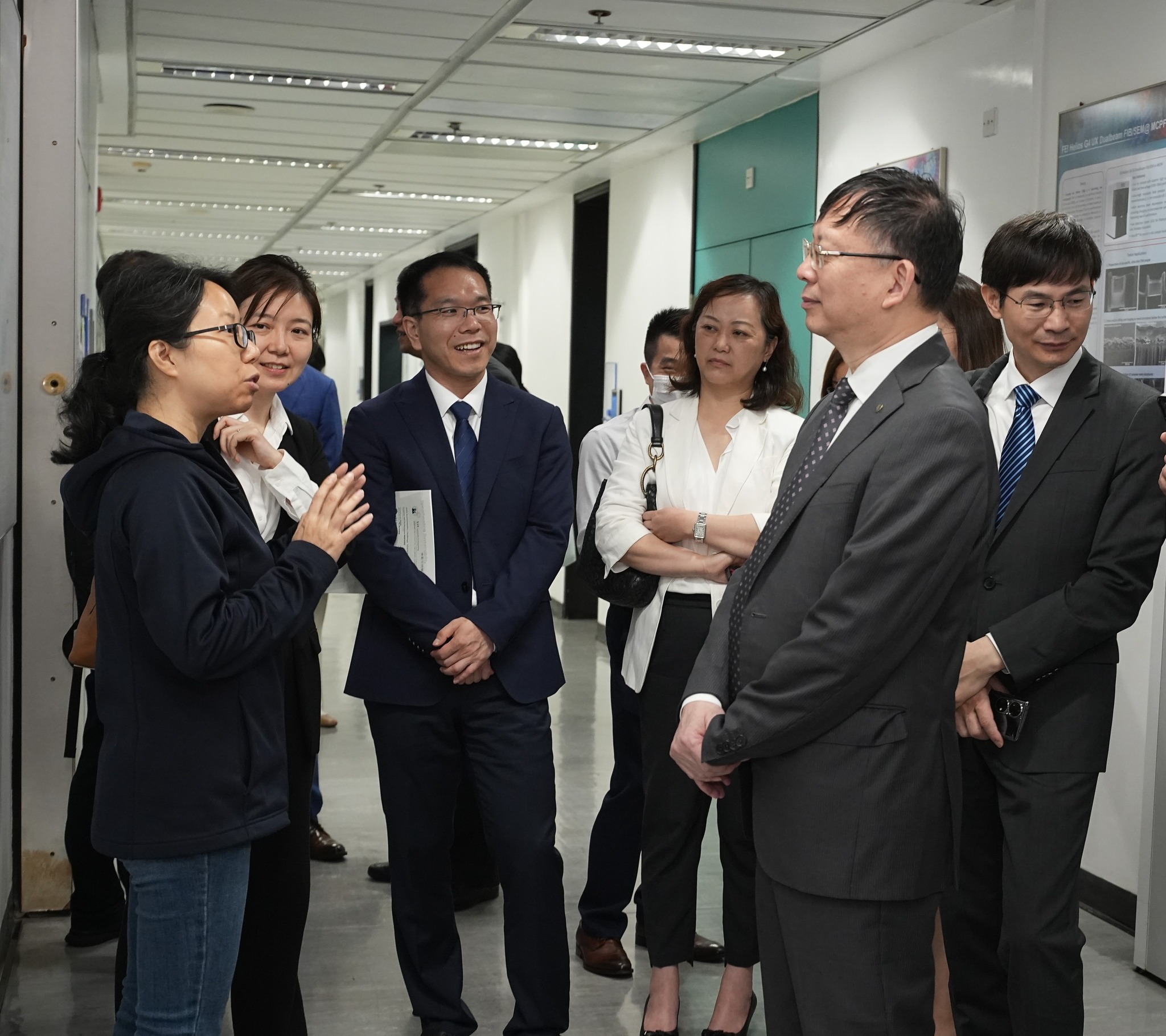 同济大学代表团参观了材料表征与制备中心。