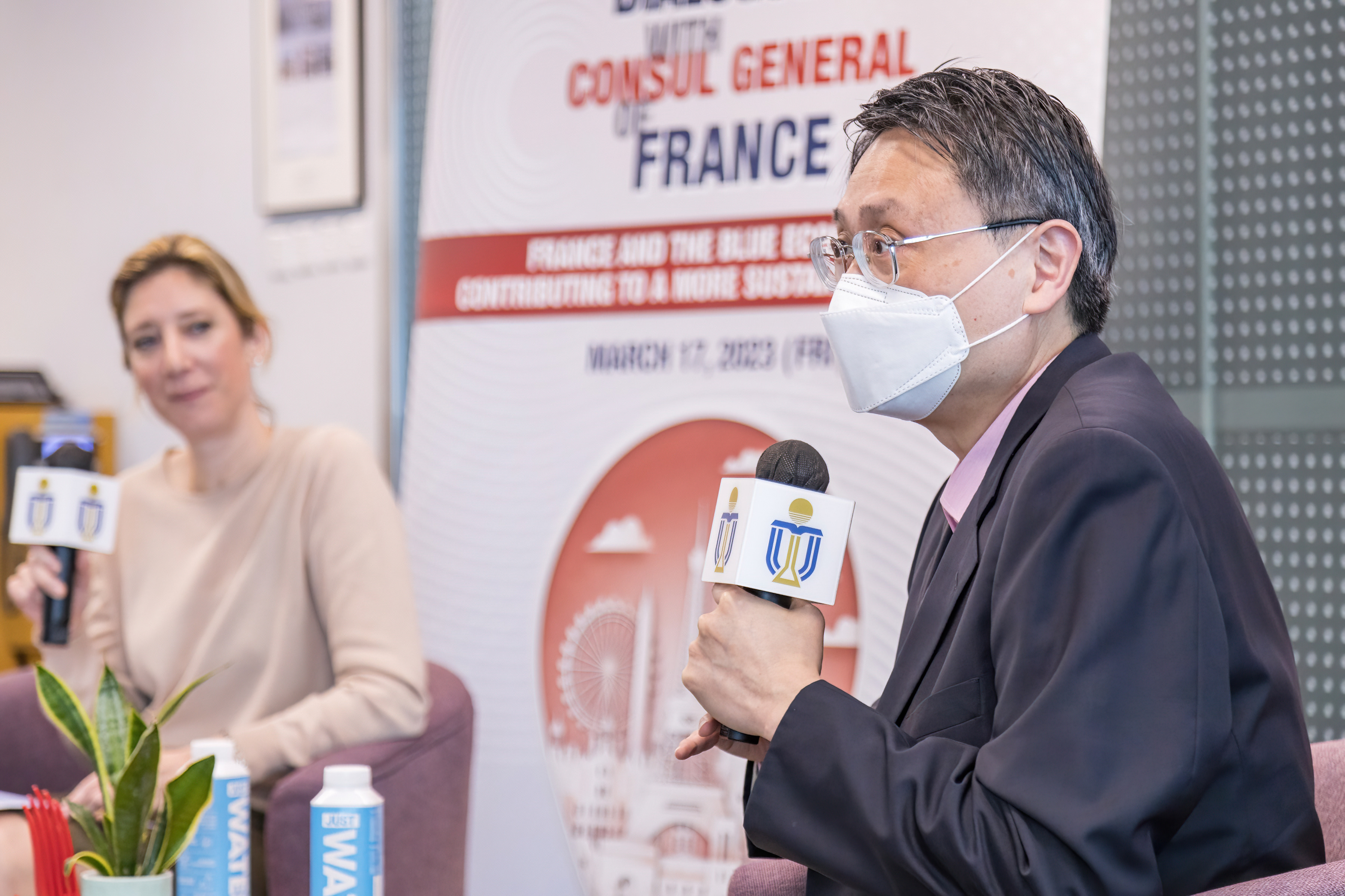 Director of the France-HKUST Innovation Hub Prof. King Lun YEUNG (right)  highlighted the strategic significance of ocean governance, sustainable infrastructure, and marine research in the Global Dialogue Series Seminar. 