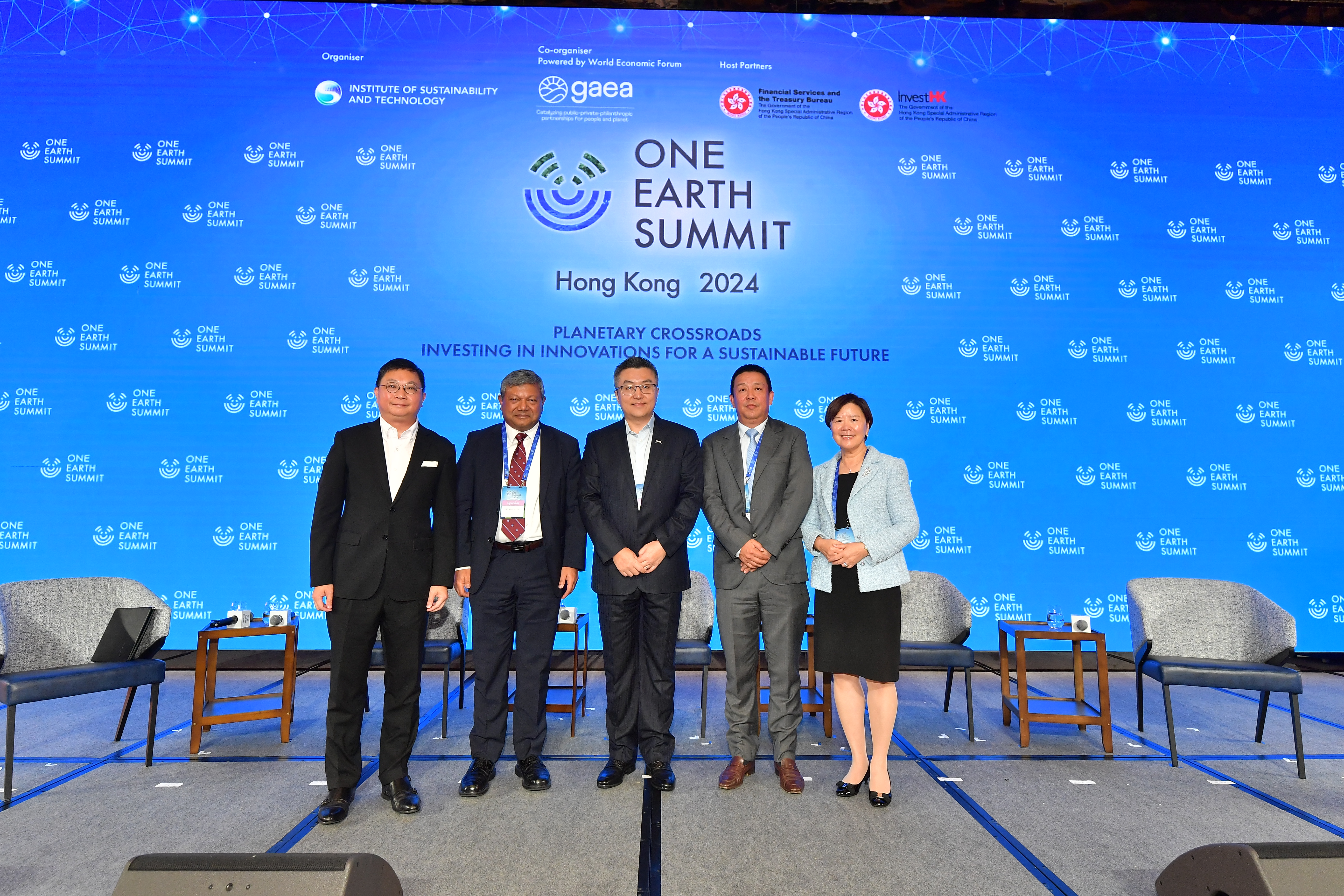 (From left) Lalamove Chief Operating Officer Mr. Paul Loo; Dean of the Stanford Doerr School of Sustainability Prof. Arunava MAJUMDAR; XPENG Vice Chairman and President Dr. Brian GU; Huawei Board Member and Chairman of the Corporate Sustainable Development Committee Mr. TAO Jingwen; HKUST President Prof Nancy IP. 