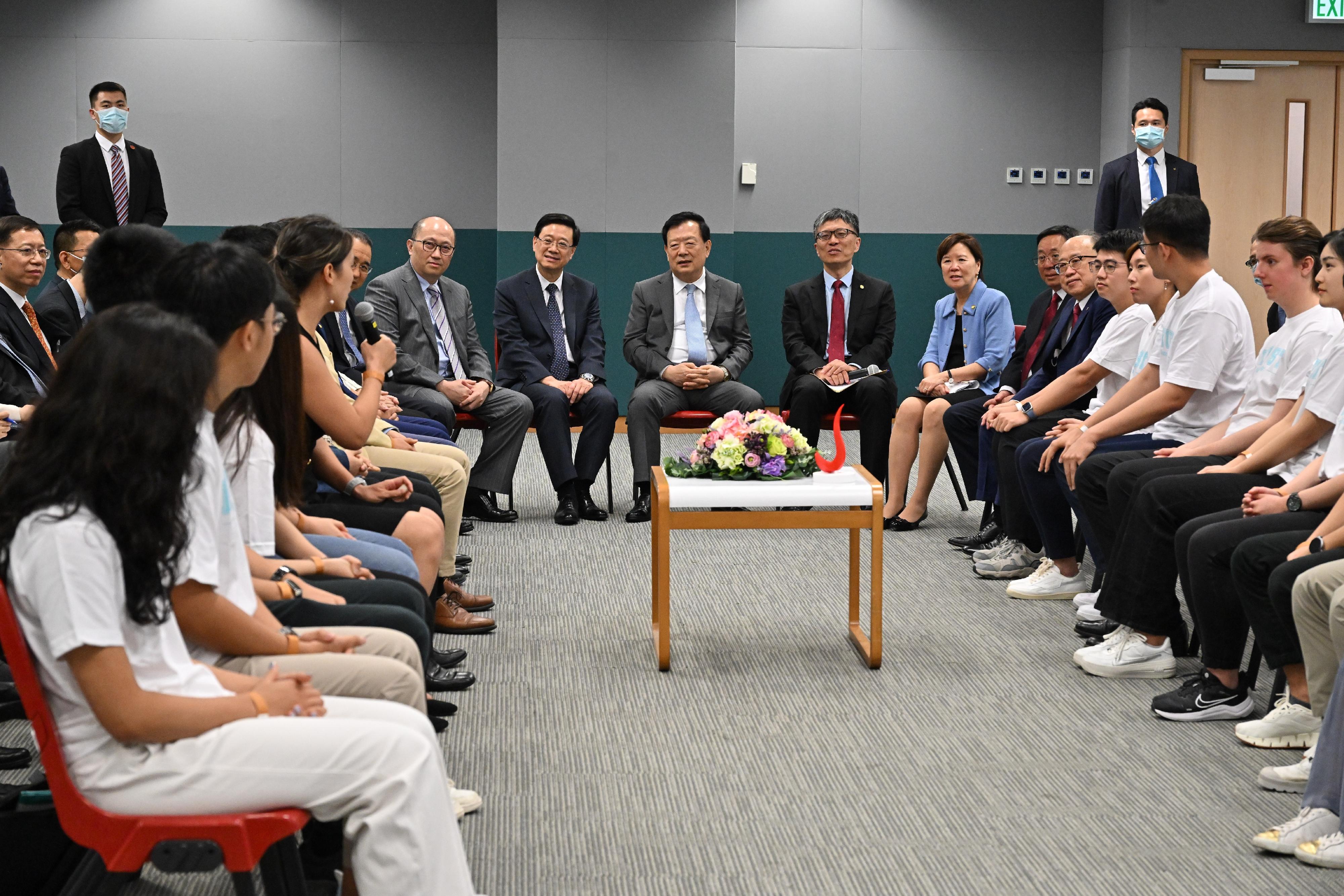 夏寶龍主任及其代表團與科大教職員和學生代表進行交流。