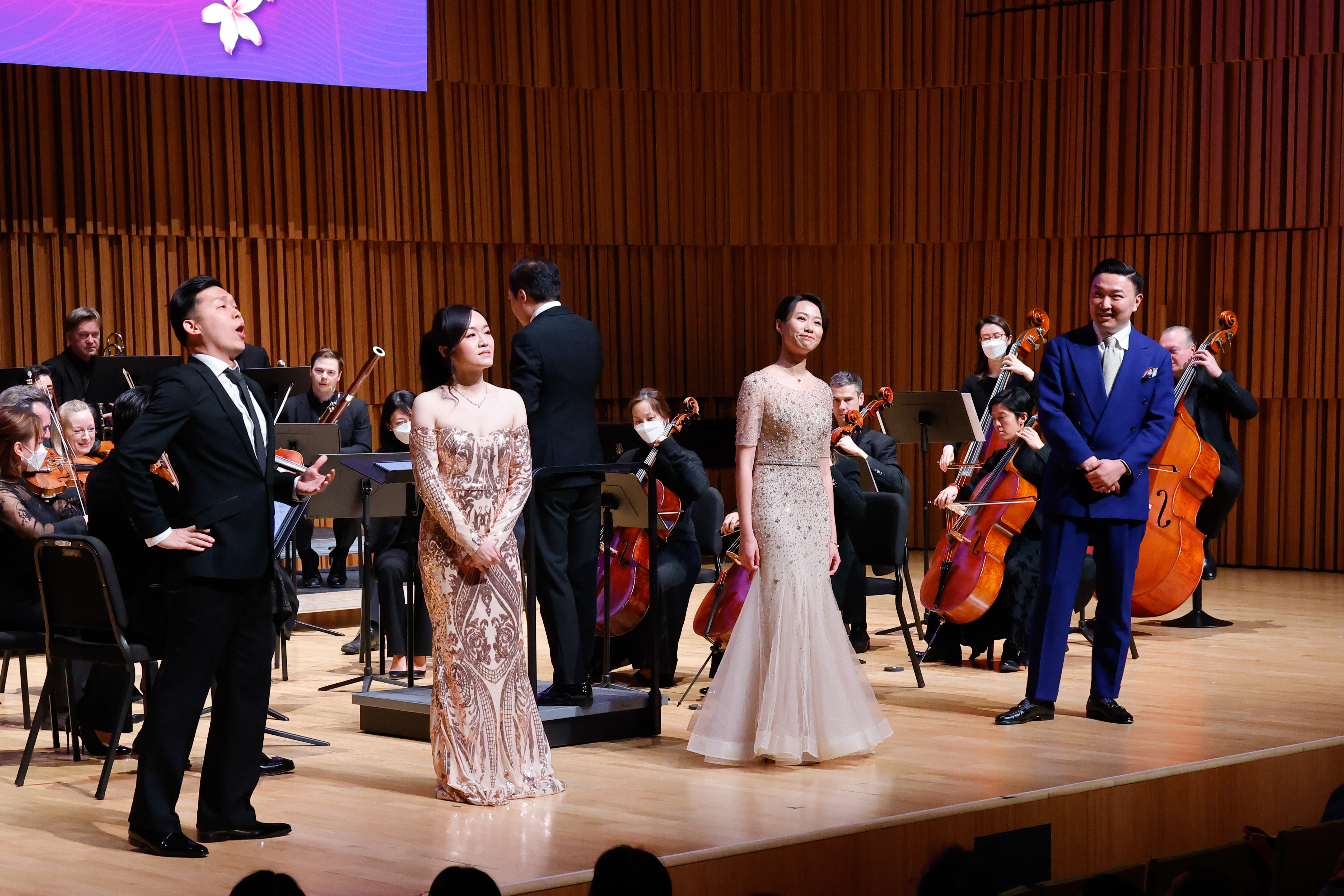 屡获殊荣的男高音陈晨先生（右一）及女高音邝励龄女士（左二），校友男中音林国浩先生以及科大研究生女高音卢晓悦小姐合唱表演。