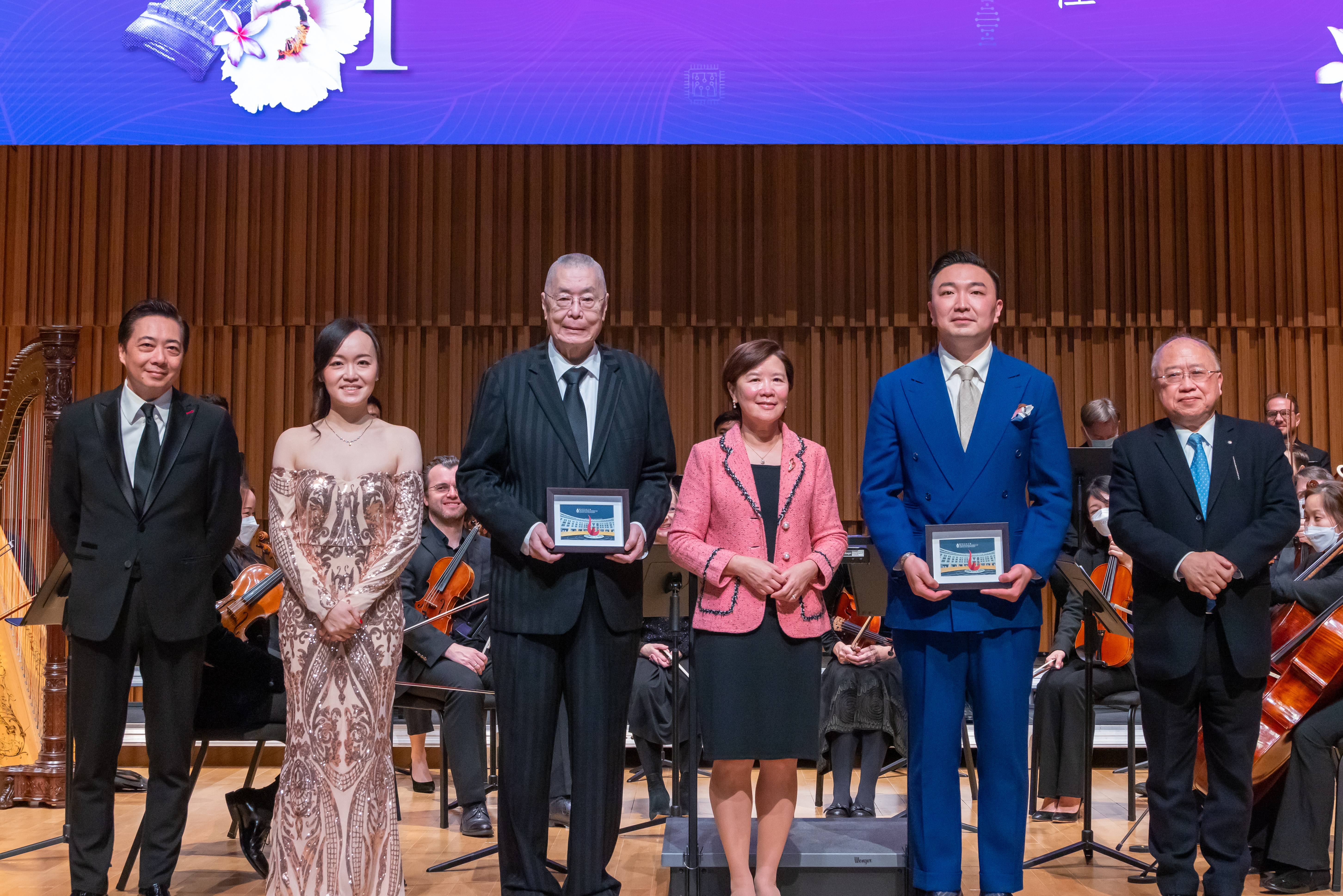 A photo of HKUST Council Chairman The Hon Andrew LIAO (first right), HKUST president Prof. Nancy IP (third right), Chinese piano maestro LIU Shikun (third left), the First Associate Concertmaster of Hong Kong Philharmonic Orchestra Mr. LEUNG Kin Fung (first left), tenor Mr. CHEN Chen (second right）and soprano Ms. Louise KWONG（second left）.