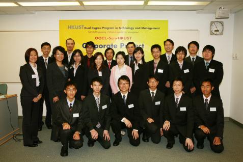 Mr Steve Siu and Ms Betty Lin pose for a photo with 16 HKUST T&M students participating in Corporate Project