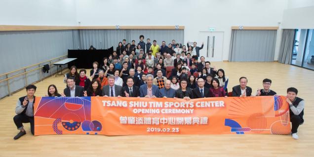 Members of the Tsang’s family with the HKUST community including student athletes and alumni at the new Center’s multipurpose room.