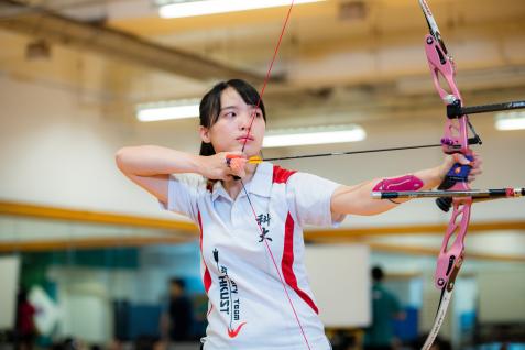 计算机科学及工程学系学生李淑筠是香港其中一个顶尖反曲弓箭选手， 现正处于休学期，并将于9月复课，完成最后一年大学课程