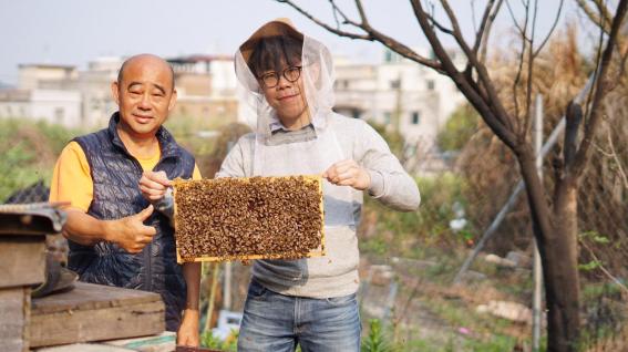 Lancelot (right) learned all the things about beekeeping from a local beekeeper on a farm in Yuen Long, studying honey production without the use of antibiotics, no sugar, and no heat compression. 