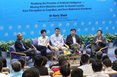  (左起) 科大首席副校长史维教授、权龙教授、旷视科技孙剑博士、北京大学高文教授及沈向洋博士进行小组讨论。