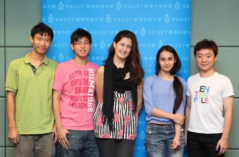今 年 科 大 优 秀 的 非 本 地 学 生 来 自 31 个 国 家 ， 计 有 （ 左 起 ） 两 位 马 来 西 亚 的 状 元 赖 威 境 及 赵 俊 康 、 丹 麦 的 Valeriya Lindholt 、 法 国 的 杨 楼 兰 ， 以 及 韩 国 的 Jinseok Lee 。	