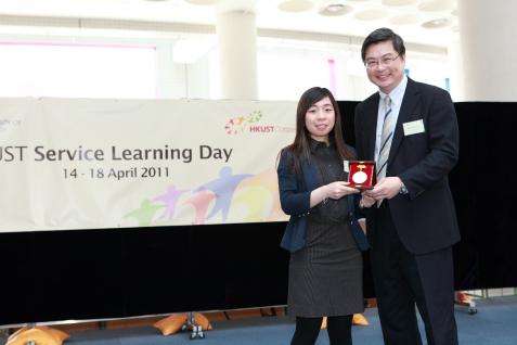 科 大 协 理 副 校 长 谭 嘉 因 教 授 （ 右 ） 颁 发 2010 陶 思 诵 社 会 服 务 奖 给 吴 咪 咪 同 学 。	
