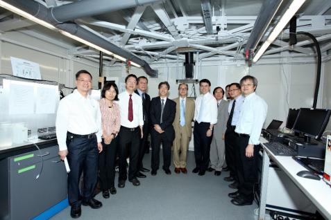 環 境 局 局 長 邱 騰 華 （ 右 五 ） 、 香 港 科 技 大 學 校 長 陳 繁 昌 教 授 （ 右 六 ） 、 科 大 副 校 長 及 教 授 、 與 及 環 保 署 高 層 攝 於 科 大 空 氣 質 量 研 究 超 級 站 內 。	