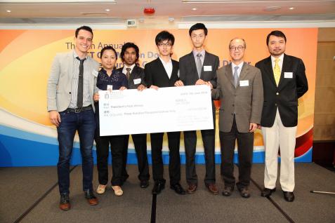 科大校长陈繁昌教授（右二）及创业中心署理主任李汉强博士（右一）向科大100万元创业计划大赛冠军队伍m-Care Technology Ltd颁发奖项。