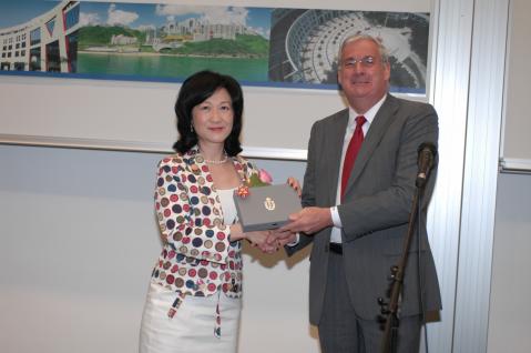  易东莱教授致送纪念品予主礼嘉宾叶刘淑仪女士。