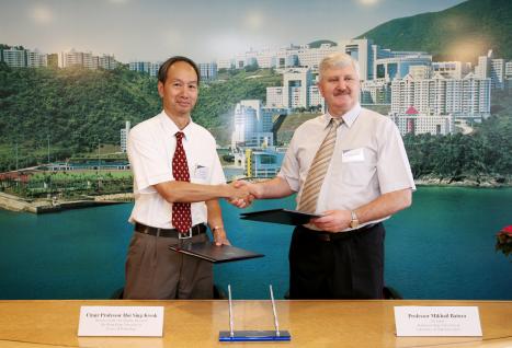 Professor Hoi Sing KWOK(left) representing HKUST signed an agreement with Prof Mikhail Batura for BSUIR to strengthen collaborations in research and joint projects.	