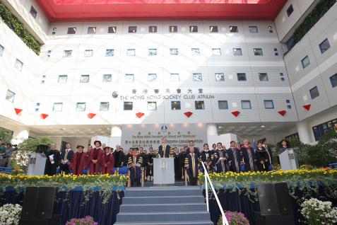 香港特别行政区行政长官曾荫权先生以科大监督身份主持科大第三天的学位颁授典礼。	