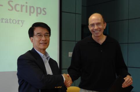 科大校長及科大高等研究院創辦人朱經武教授與美國史拔思科研院史湘慕教授 (右)攝於備忘錄簽署儀式上。	