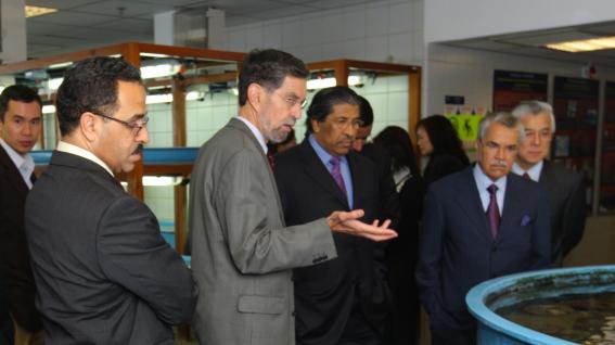  沙 特 阿 拉 伯 王 國 石 油 與 礦 產 資 源 大 臣 暨 阿 卜 杜 拉 國 王 科 技 大 學 校 董 會 主 席 His Excellency Ali I. Naimi （ 右 二 ） 參 觀 香 港 科 大 的 海 岸 海 洋 實 驗 室 。