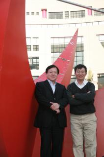  IEEE 院 士 李 世 玮 (左) 及 李 泽 湘 教 授