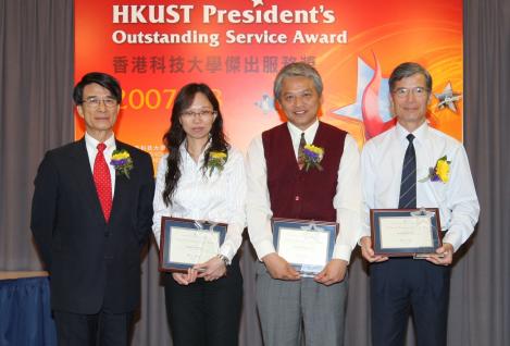科 大 校 长 朱 经 武 教 授 在 颁 奖 礼 上 与 首 届 「 杰 出 服 务 奖 」 三 位 得 奖 者 合 照 ， 分 别 是 （ 左 二 ） 黄 婉 薇 女 士 、 郑 杰 明 先 生 （ 左 三 ） 及 林 秉 惠 先 生 。	