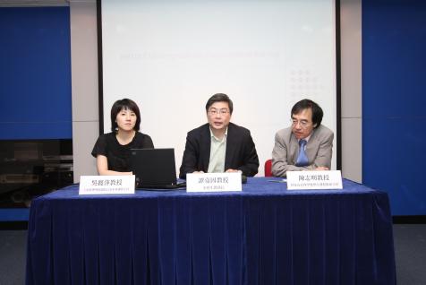( 左 起 ) 吴 丽 萍 教 授 、 谭 嘉 因 教 授 及 陈 志 明 教 授 介 绍 科 大 毕 业 生 就 业 调 查 结 果 。	