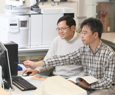 图 为 《 大 气 环 境 》 主 编 陈 泽 强 教 授 （ 左 ） 与 该 刊 中 国 办 事 处 高 级 编 审 助 理 刘 毅 廷 博 士 一 同 处 理 编 务 。	