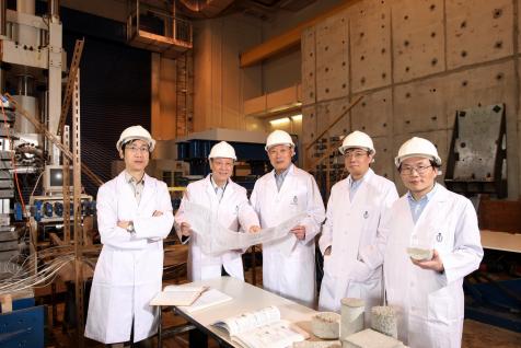 973 计 划 首 席 科 学 家 李 宗 津 教 授 （ 中 ） 与 该 项 目 的 科 大 团 队 。 （ 由 左 至 右 ） 土 木 及 环 境 工 程 学 系 梁 坚 凝 及 张 慕 圣 教 授 、 数 学 系 王 筱 和 及 化 学 系 林 振 阳 教 授 。	