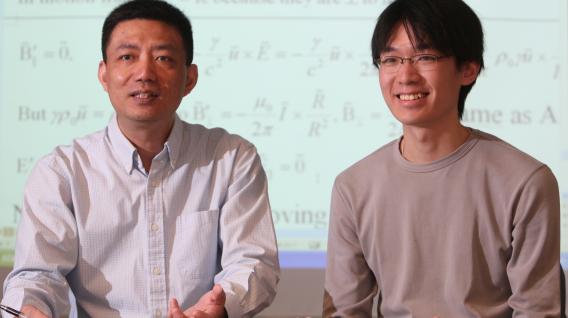 徐 乐 文 正 在 分 享 他 参 与 物 理 奥 林 匹 克 的 经 验 ， 旁 为 科 大 物 理 系 教 授 及 物 理 奥 林 匹 克 教 练 杨 志 宇 。	