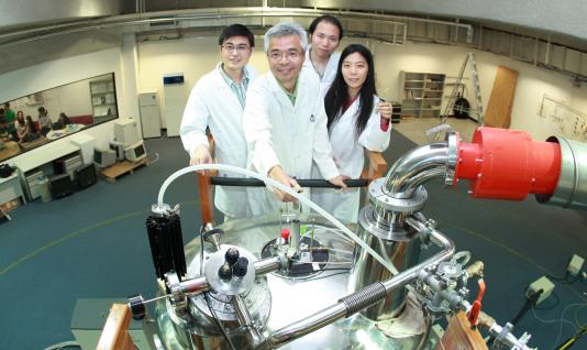 研 究 团 队 齐 集 于 生 物 核 磁 共 振 实 验 室 ： （ 左 起 ） 冯 巍 博 士 、 张 明 杰 教 授 、 魏 志 毅 博 士 和 余 聪 博 士	