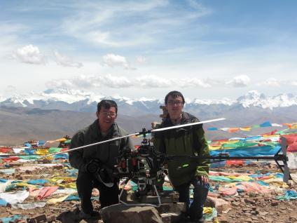 李 泽 湘 教 授(左)和 汪 滔 同 学 抵 达 西 藏 ， 准 备 进 行 飞 行 测 试	