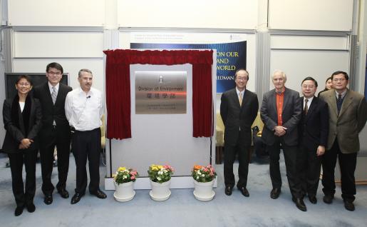 Officiating at the Inaugural Ceremony are (from left) Dr Christine Loh, Mr Edward Yau, Mr Thomas Friedman, President Tony Chan, Sir Harold Kroto, Mr Ronnie Chan, and Prof Chak-Keung Chan	