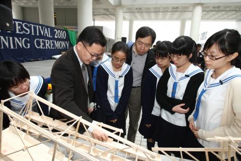  One of the judges, Prof Chih-Chen Chang, commenting on the design of the winning bridge.