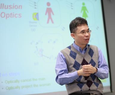 Prof Chan explaining illusion optics	