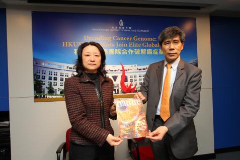 袁 銘 輝 教 授(右)及 薛 紅 教 授 介 紹 最 新 一 期 的<自 然>； 該 期 刊 登 載 了 國 際 癌 症 基 因 組 聯 盟 的 專 文	