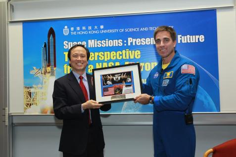 太 空 人 卡 西 迪(右)致 送 美 國 太 空 總 署 紀 念 品 給 署 理 校 長 鄭 紹 遠 教 授	