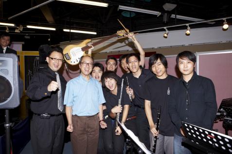 卢 教 授 （ 左 一 ） 、 陈 校 长 （ 左 二 ） 及 现 场 伴 奏 的 乐 队 成 员	