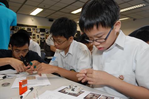 各 同 學 聚 精 會 神 ， 製 作 自 己 的 電 子 骰 。	