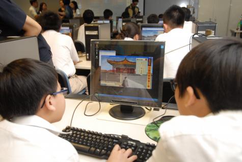 同學啟程遊覽虛擬紫禁城。	