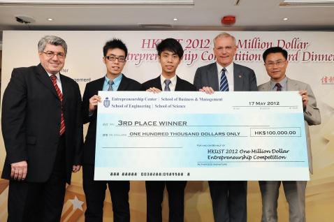  商 学 院 院 长 郑 国 汉 教 授 （ 右 ） 向 季 军 队 伍 iTorr 颁 奖 。