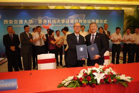 科 大 校 長 陳 繁 昌 教 授 ( 左 ) 及 西 安 交 大 校 長 鄭 南 寧 教 授 簽 署 策 略 合 作 協 議 ， 共 建 可 持 續 發 展 學 院 。	