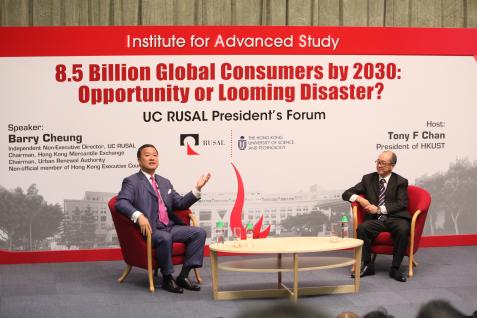 张 震 远 先 生 （ 左 ） 与 陈 繁 昌 教 授 讨 论 各 界 如 何 合 作 应 付 全 球 市 场 的 挑 战 。	