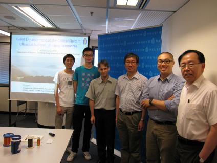  研 究 团 队 成 员 : ( 左 起 ) 研 究 生 何 明 全 和 黄 志 豪 、 洛 鹤 夫 教 授 、 胡 喜 军 教 授 、 林 梁 旭 教 授 及 沈 平 教 授 。