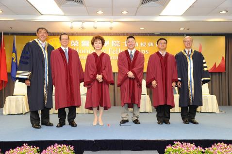 榮 譽 院 士 頒 授 儀 式 上 合 照 ： （ 左 起 ） 唐 裕 年 先 生 、 陳 有 慶 博 士 、 西 崎 崇 子 教 授 、 謝 清 海 先 生 、張 亞 勤 博 士 及 陳 繁 昌 教 授 。	