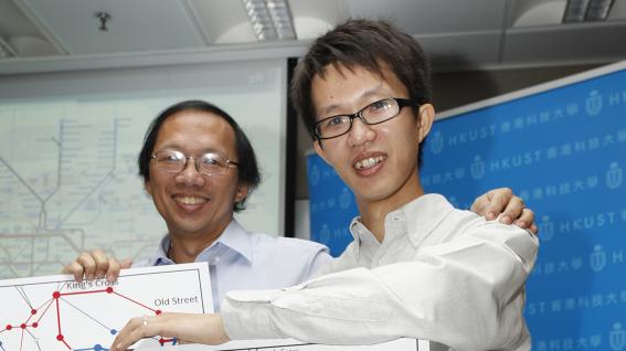 王 国 彝 教 授 （ 左 ） 及 杨 志 豪 博 士