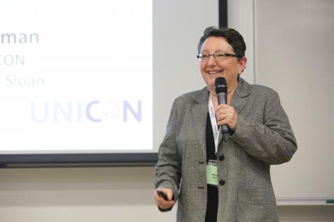  UNICON 理 事 會 Rochelle Weichman 致 開 幕 詞 ， 為 「 2014 年 高 管 培 訓 總 監 會 議 」 揭 開 序 幕 。
