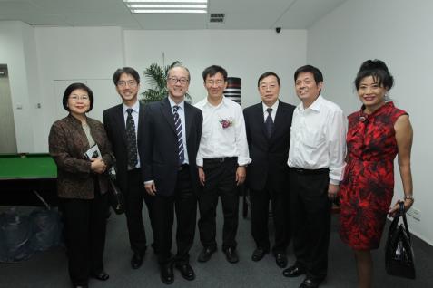 嘉 賓 參 觀 入 駐 科 大 深 圳 產 學 研 大 樓 的 高 科 技 企 業 。