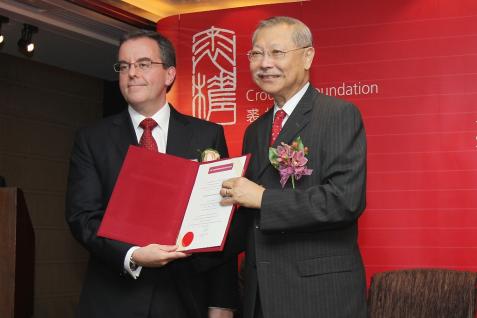 彭 大 卫 教 授 （ 左 ） 接 受 教 育 局 局 长 孙 明 扬 先 生 颁 发 奖 状 。	