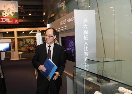 工 学 院 副 院 长 郑 树 坤 教 授 介 绍 展 品 。	